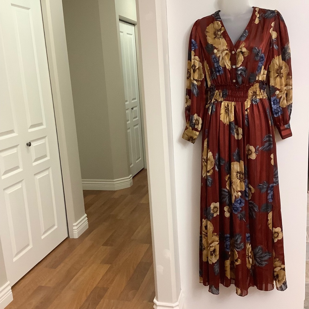 Kate Lily Beautiful Dress fits Medium